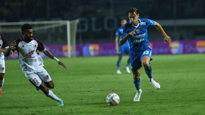 Gelandang Persib, Stefano Beltrame (jersey biru)