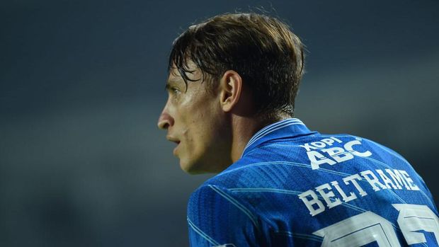 Gelandang Persib, Stefano Beltrame (jersey biru)