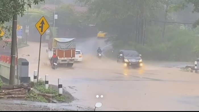 Genangan air di Jembatan Putat, Jalan Jogja-Wonosari, di Padukuhan Putat Wetan, Kalurahan Putat, Kapanewon Patuk, Gunungkidul, Selasa (5/12/2023) siang.