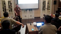 Ketua Pengurus Yayasan Pendidikan Astra-Michael D. Ruslim (YPA-MDR) Gunawan Salim bersama Sekretaris YPA-MDR Wedijanto Widarso memaparkan informasi terkait aktivitas selama 2023 dan rencana program Kontribusi Sosial Keberlanjutan Astra Untuk Indonesia Cerdas yang akan dilaksanakan di tahun 2024.