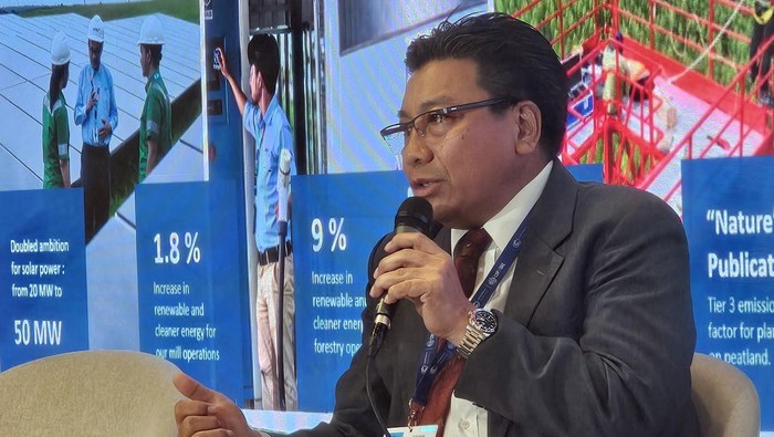 Sihol Aritonang, Direktur Utama PT Riau Andalan Pulp and Paper (RAPP), unit operasional APRIL Group, berkesempatan memaparkan langkah-langkah yang dilakukan produsen pulp dan kertas tersebut dalam mendukung tercapainya Indonesia FOLU Net Sink 2030, dalam gelaran Konferensi Perubahan Iklim COP28 di Dubai, Senin (5/12/2023). Dalam sesi Towards 2030 Sustainable Forest Management Commitments' di Paviliun Indonesia, Sihol mengatakan upaya tersebut juga sejalan untuk mendukung target Net Zero Emmision pada 2060.