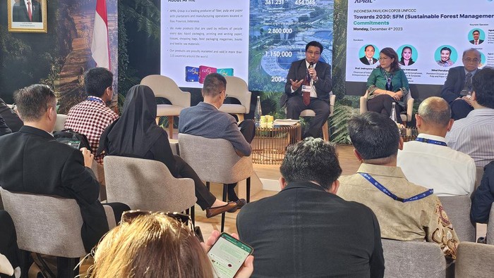 Sihol Aritonang, Direktur Utama PT Riau Andalan Pulp and Paper (RAPP), unit operasional APRIL Group, berkesempatan memaparkan langkah-langkah yang dilakukan produsen pulp dan kertas tersebut dalam mendukung tercapainya Indonesia FOLU Net Sink 2030, dalam gelaran Konferensi Perubahan Iklim COP28 di Dubai, Senin (5/12/2023). Dalam sesi Towards 2030 Sustainable Forest Management Commitments' di Paviliun Indonesia, Sihol mengatakan upaya tersebut juga sejalan untuk mendukung target Net Zero Emmision pada 2060.