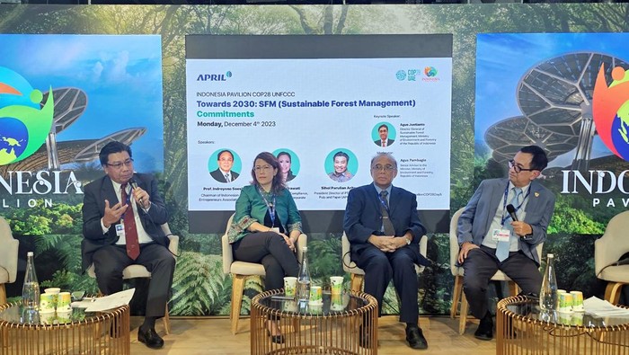 Sihol Aritonang, Direktur Utama PT Riau Andalan Pulp and Paper (RAPP), unit operasional APRIL Group, berkesempatan memaparkan langkah-langkah yang dilakukan produsen pulp dan kertas tersebut dalam mendukung tercapainya Indonesia FOLU Net Sink 2030, dalam gelaran Konferensi Perubahan Iklim COP28 di Dubai, Senin (5/12/2023). Dalam sesi Towards 2030 Sustainable Forest Management Commitments' di Paviliun Indonesia, Sihol mengatakan upaya tersebut juga sejalan untuk mendukung target Net Zero Emmision pada 2060.