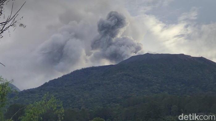 Gunung Marapi saat erupsi. (M. Afdal Afrianto/detikSumut)
