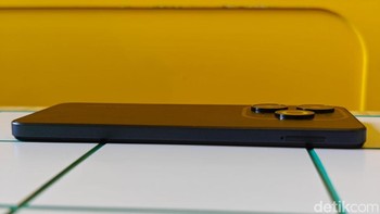 Infinix Smart 8 ditenagai oleh chipset Unisoc T606 dan baterao 5.000 mAh. Smartphone ini juga punya dua konfigurasi RAM dan ROM, yakni 3/64 GB dan 4/128 GB. Foto: Adi Fida Rahman/detikINET