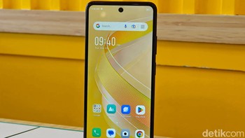 Infinix Smart 8 menawarkan layar IPS LCD berukuran 6,6 inci dengan resolusi HD+ (720 x 1612 piksel) dan rasio aspek 20:9. Layar ini juga mendukung refresh rate 90Hz dan kecerahan puncak 500 nits, yang membuatnya dapat menampilkan gambar yang halus dan terang. Foto: Adi Fida Rahman/detikINET
