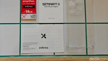 Infinix  memberikan case transparan, buku petunjuk, kartu garansi dan perdana SIM Card Smartfren, Foto: Adi Fida Rahman/detikINET