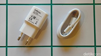 Infinix memberikan charger dan kabel data. Foto: Adi Fida Rahman/detikINET