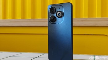 Pada bagian belakang Infinix Smart 8 terdapat modul kamera persegi yang mirip iPhone 15 Pro.  Foto: Adi Fida Rahman/detikINET