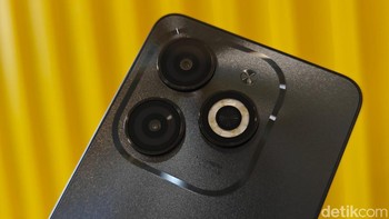 Ada tiga bulatan di sana terdiri dari dua kamera dan lampu LED flash. Kamera belakang utama memiliki resolusi 13 MP dengan aperture f/1.8, yang dapat mengambil foto dengan detail yang baik dan warna yang cerah. Kedua ada kamera AI berukuran 0,3 MP. Foto: Adi Fida Rahman/detikINET