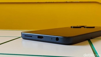 Di bagian bawah ada port jack audio 3,5 mm, USB type C dan speaker. Foto: Adi Fida Rahman/detikINET
