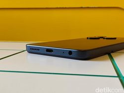 Unboxing Infinix Smart 8: HP Mirip iPhone 15 Pro Harganya Rp 1 Jutaan