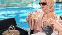 Ke Singapura jadi rutinitas Shella. Di Singapura ia memilih tempat ngeteh di kawasan Marina lalu makan burger di sana. Foto: Instagram @shellasaukiaofficial