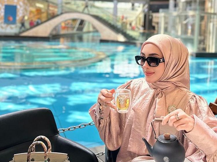 Ini Shella Saukia Crazy Rich Aceh yang Suka Ngeteh di Singapura dan London
