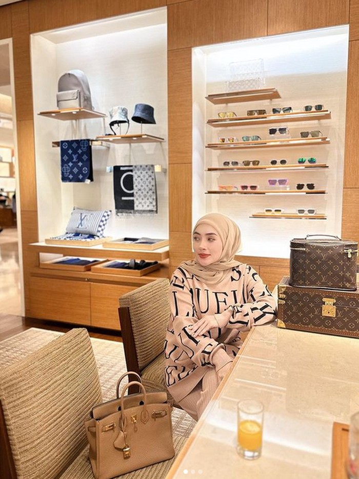 Ini Shella Saukia ‘Crazy Rich Aceh’ yang Suka Ngeteh di Singapura dan London Ini Shella Saukia ‘Crazy Rich Aceh’ yang Suka Ngeteh di Singapura dan London