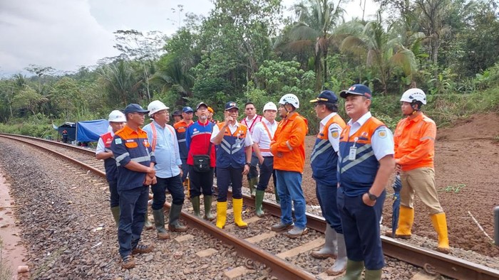 Jajaran direksi PT KAI meninjau longsor yang menutup jalur rel di Banyumas, Selasa (5/12/2023).