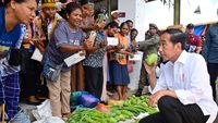 Momen Jokowi Beli Mangga-Tempe Rp 200 Ribu Di Pasar Ndanga NTT