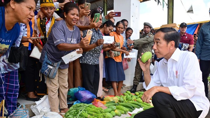 Presiden Joko Widodo membeli mangga di Pasar Danga di Kabupaten Nagekeo, NTT, Selasa (5/12/2023). (Dok. Biro Pers, Media, dan Informasi Sekretariat Presiden)