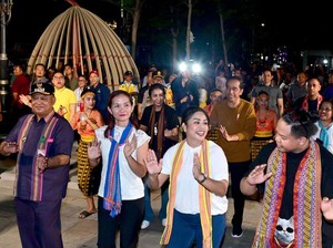 Saat Jokowi Joget Gemu Famire Bersama Warga di Pantai Kelapa Lima Kupang