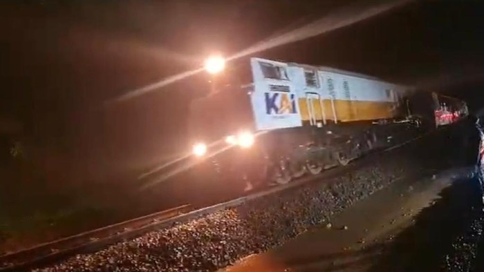 KA Ranggajati relasi Jember-Surabaya-Cirebon jadi kereta pertama yang melintas setelah material longsor disingkirkan dari jalur KM 340+100 antara Stasiun Karanggandul-Karangsari, Kabupaten Banyumas, Selasa (5/12/2023) dini hari.