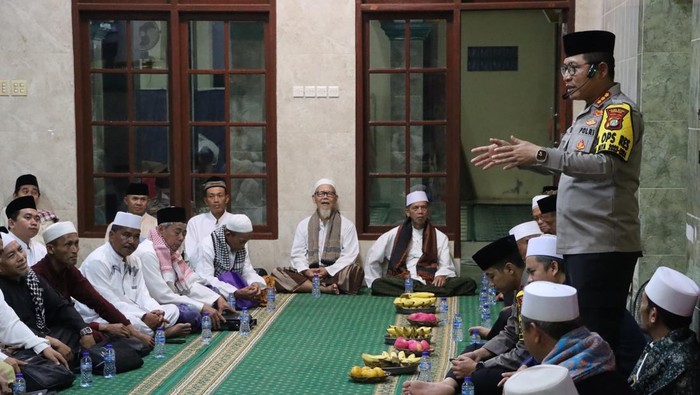 Kapolres Metro Depok Kombes Ahmad Fuady subuh keliling bersama warga (dok.istimewa)