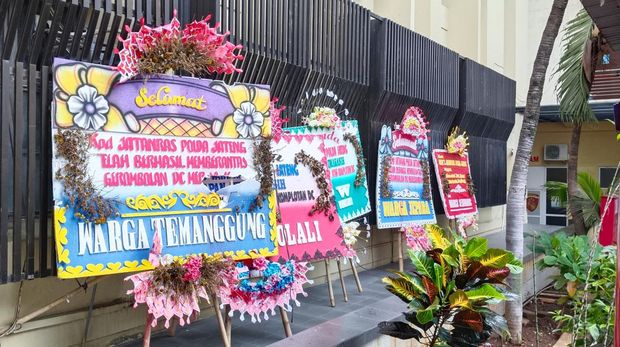 Karangan bunga di Mapolda jateng
