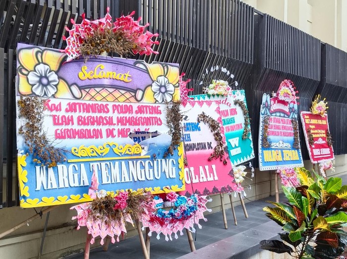 Karangan bunga di Mapolda jateng