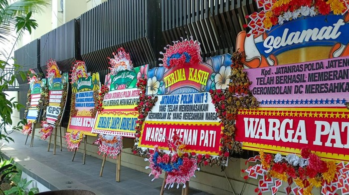 Karangan bunga di Mapolda jateng