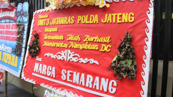 Karangan bunga di Mapolda jateng
