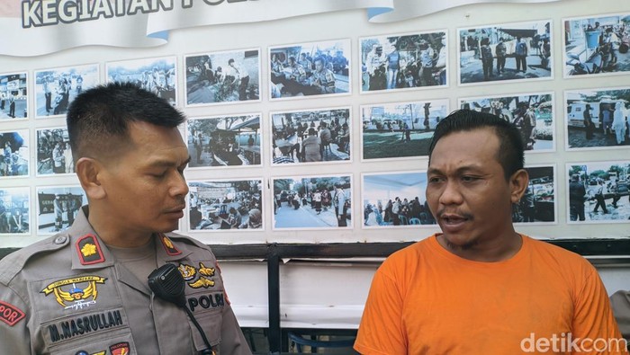 Pelaku penggelapan uang perusahaan ditangkap di Polsek Sandubaya Mataram, Selasa (5/12/2023). (Ahmad Viqi/detikBali).