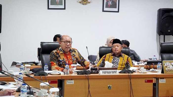 Ketua Bapemperda DPRD Provinsi DKI Jakarta Pantas Nainggolan (kiri) dan Wakilnya Abdurrahman Suhaimi (kanan) saat memimpin rapat pembahasan Raperda tentang Pajak Daerah dan Retribusi Daerah.