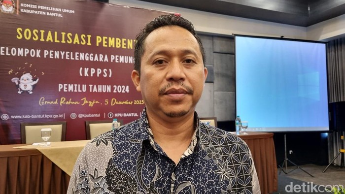 Ketua KPU Bantul, Joko Santosa saat memberikan keterangan, Selasa (5/12/2023).