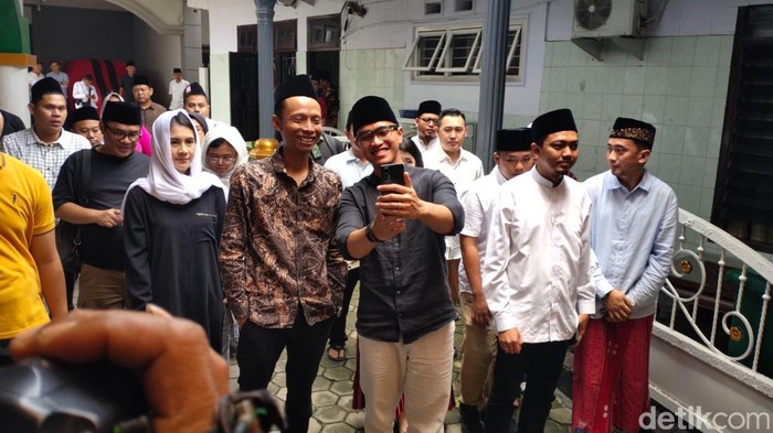 Ketum PSI Kaesang Pangarep bagi-bagi buku di Ponpes Al-Qodiri Jember