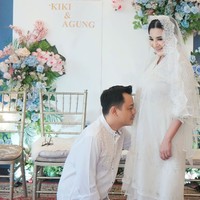 Sudah memasuki usia kehamilan 7 bulan, baby bump di perut Kiki terlihat semakin besar. Beberapa waktu lalu Kiki bersama sang suami terlihat menggelar acara tasyakuran 7 bulanan untuk si jabang bayi. Foto: Instagram/@kikiamaliaworld