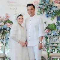 Kiki dan suaminya tampil kompak mengenakan busana serba putih. Dengan kehamilan yang sudah membesar, wajah Kiki juga terlihat mulai semakin chubby. Foto: Instagram/@kikiamaliaworld