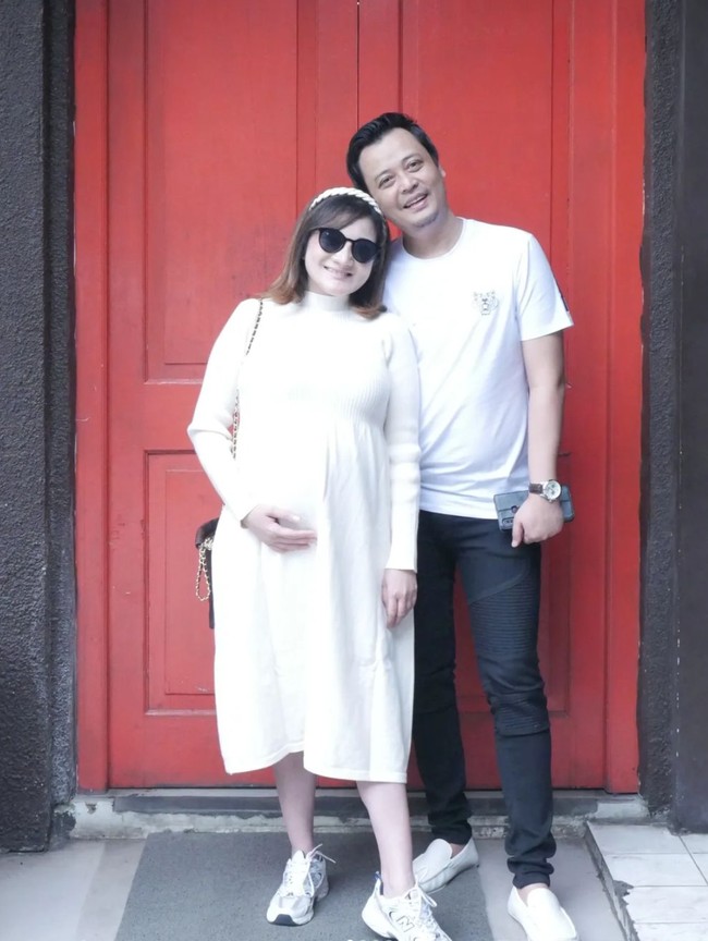 Meskipun mengalami kenaikan berat badan yang drastis namun Kiki mengaku tak merasa minder. Menurutnya hal tersebut memang lumrah dirasakan oleh ibu hamil. Foto: Instagram/@kikiamaliaworld