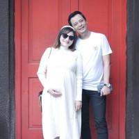 Meskipun mengalami kenaikan berat badan yang drastis namun Kiki mengaku tak merasa minder. Menurutnya hal tersebut memang lumrah dirasakan oleh ibu hamil. Foto: Instagram/@kikiamaliaworld