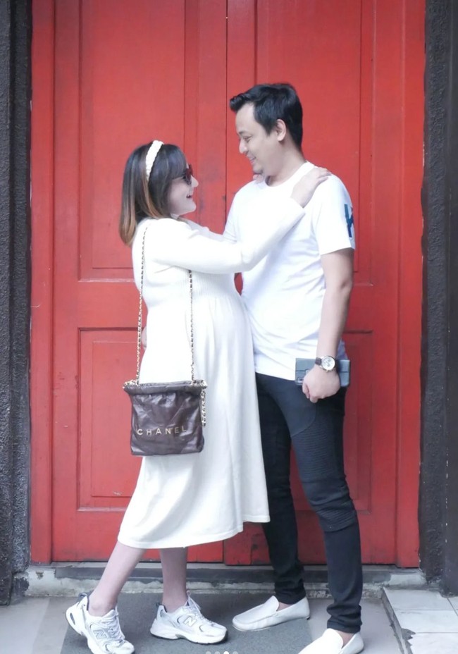 Kiki Amalia diketahui hamil anak pertama di usianya yang kini sudah menginjak 42 tahun. Melalui akun Instagram pribadinya Kiki kerap membagikan foto-foto terbarunya dengan baby bump yang sudah semakin besar dan terlihat jelas. Foto: Instagram/@kikiamaliaworld