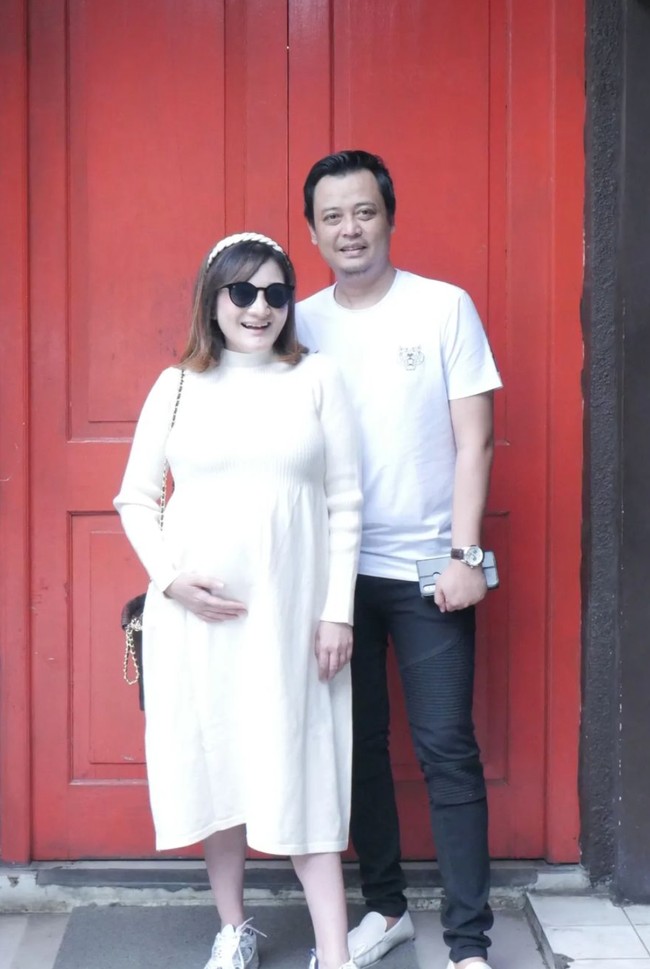 Gaya Kiki dan suaminya sellau terlihat kompak. Seperti dalam foto yang satu ini saat keduanya sama-sama mengenakan pakaian berwarna putih. Walaupun tengah hamil namun gaya Kiki juga masih tampak stylish dengan kaca mata hitam yang dikenakannya. Foto: Instagram/@kikiamaliaworld