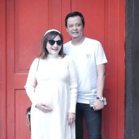 Gaya Kiki dan suaminya sellau terlihat kompak. Seperti dalam foto yang satu ini saat keduanya sama-sama mengenakan pakaian berwarna putih. Walaupun tengah hamil namun gaya Kiki juga masih tampak stylish dengan kaca mata hitam yang dikenakannya. Foto: Instagram/@kikiamaliaworld