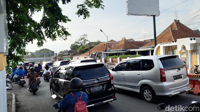 Kondisi macet di sekitar Viaduk Gilingan, 16.33 WIB, Selasa (5/12/2023).