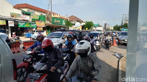 Kondisi macet di sekitar Viaduk Gilingan, 16.33 WIB, Selasa (5/12/2023).