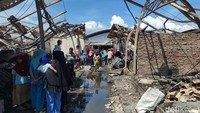 Dalam kejadian kebakaran yang melanda Pasar Leces Probolinggo pada Senin (4/12) kemarin, Pj Bupati Probolinggo Ugas Irwanto menyebutkan sebanyak 265 kios ludes terbakar.
