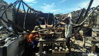 Humas Damkar Kabupaten Probolinggo Solehudin mengatakan api benar-benar dipastikan padam pada Selasa (5/12/2023) sekitar pukul 01.30 WIB. Atau kurang lebih sekitar 11 jam.