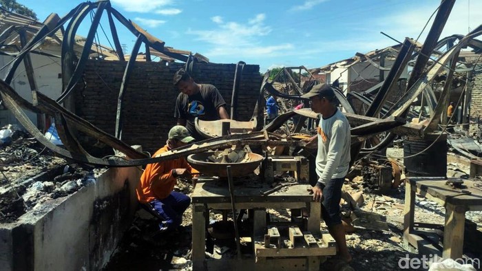 kondisi pasar leces di Probolinggo usai kebakaran Sejumlah pedagang di Pasar Leces, Probolinggo mengambil puing-puing di stan miliknya usai kebakaran, Selasa (5/12/2023).