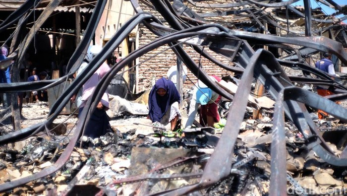 kondisi pasar leces di Probolinggo usai kebakaran Sejumlah pedagang di Pasar Leces, Probolinggo mengambil puing-puing di stan miliknya usai kebakaran, Selasa (5/12/2023).