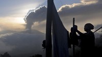 Menurut hasil perekaman seismogram Pusat Vulkanologi dan Mitigasi Bencana Geologi (PVMBG), erupsi Gunung Marapi terekam dengan amplitudo maksimum 30 mm dan durasi 4 menit 41 detik. (Ardhy Fernando/AP)