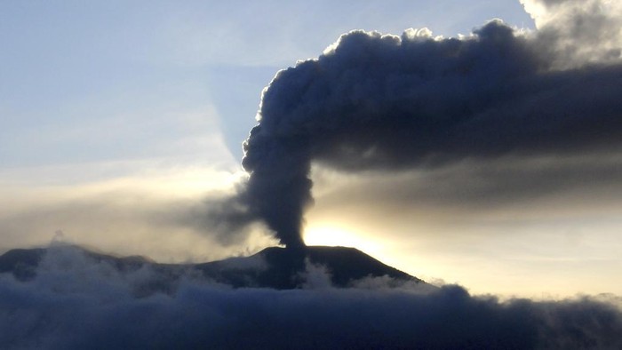Kondisi Terkini Gunung Marapi, Masih Muntahkan Abu Vulkanik Mount Marapi spews volcanic ash from its crater in Agam, West Sumatra, Indonesia, Tuesday, Dec. 5, 2023. Indonesian authorities halted Monday the search for a dozen of climbers after Mount Marapi volcano erupted again, unleashing a new burst of hot ash as high as 800 meters (2,620 feet) into the air, officials said. (AP Photo/Ardhy Fernando)