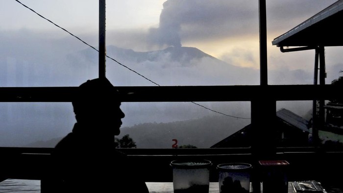Kondisi Terkini Gunung Marapi, Masih Muntahkan Abu Vulkanik Mount Marapi spews volcanic ash from its crater in Agam, West Sumatra, Indonesia, Tuesday, Dec. 5, 2023. Indonesian authorities halted Monday the search for a dozen of climbers after Mount Marapi volcano erupted again, unleashing a new burst of hot ash as high as 800 meters (2,620 feet) into the air, officials said. (AP Photo/Ardhy Fernando)