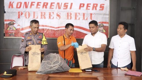 Kasat Reskrim Polres Belu Iptu Djafar Alkatiri saat konferensi pers terkait pengungkapan terbakarnya rumah jurnalis batastimor.com Weremfridus Timo.